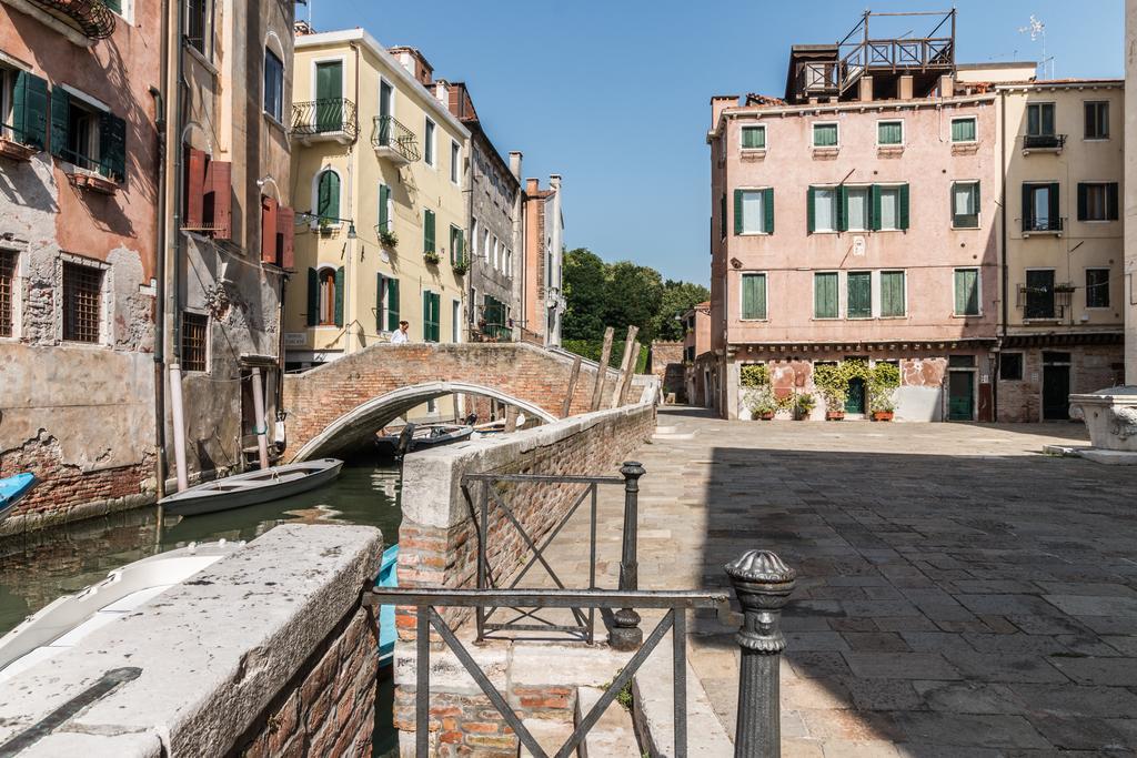 7 Windows On Venice Bilik gambar